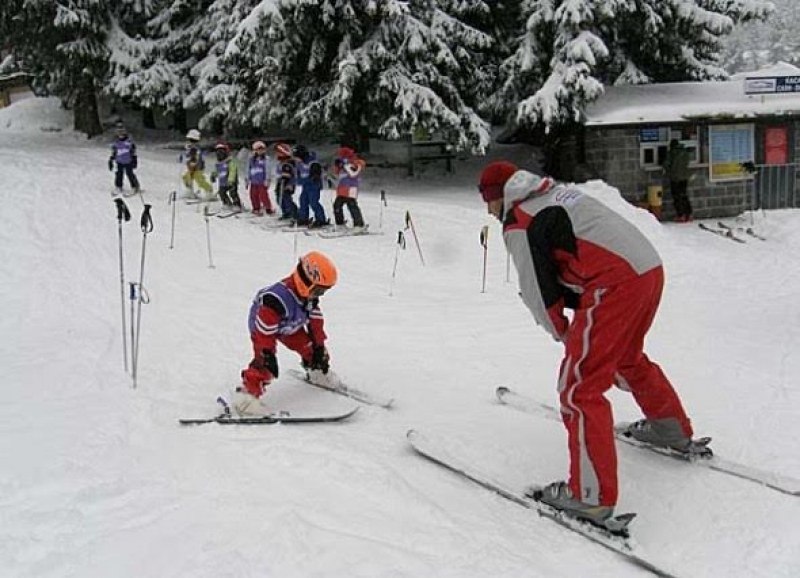 Безплатно обучават деца от Куклен да карат ски