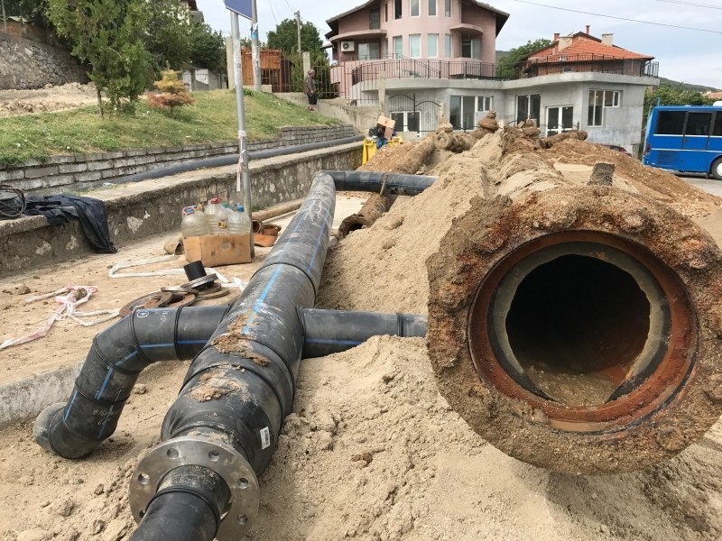 Пуснаха водата в Куклен, в града тече мащабен ремонт СНИМКИ