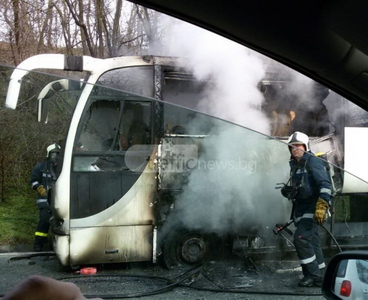 Пътнически автобус се запали на пътя Пловдив-Калофер