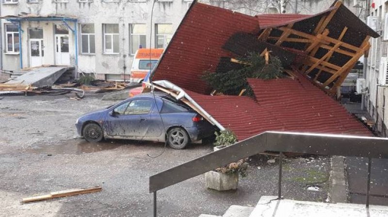 Вятърът срути покрива на болницата в Карлово, населени места останаха без ток