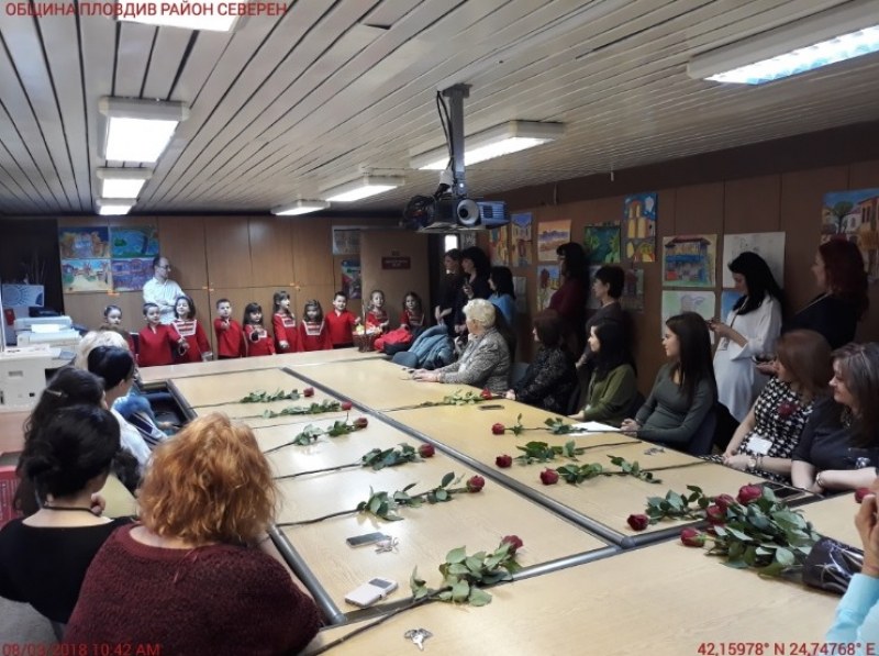 С цветя, песни и стихове посрещнаха 8 март в една от най-красивите администрации