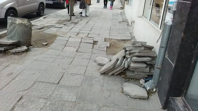Асеновградчани: Трябва ли да стане злополука, за да се оправят тротоарите?