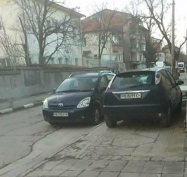 Наглец заприщи тротоара срещу детска градина в Асеновград