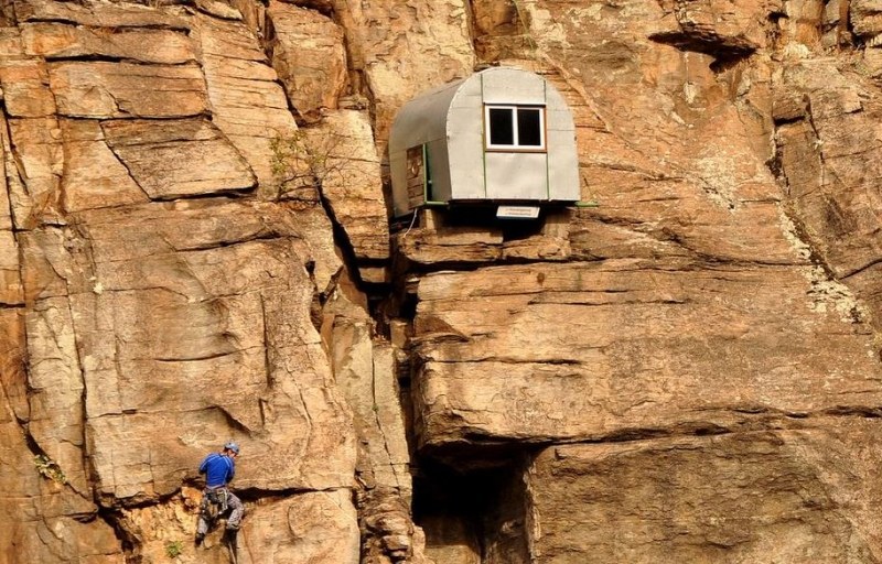 Уникална къщичка е кацнала върху скалите край Храбрино СНИМКИ