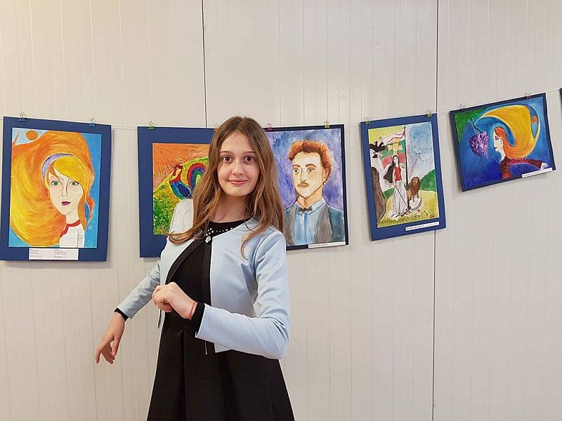 12-годишната Венета от Пловдив откри изложба в Лондон СНИМКИ
