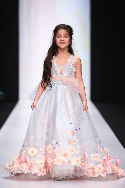 7-годишната Елизабет покори световен моден подиум в Москва СНИМКИ