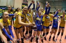 voleibolnite-parventsi-pokazvat-trofeia-327.jpg