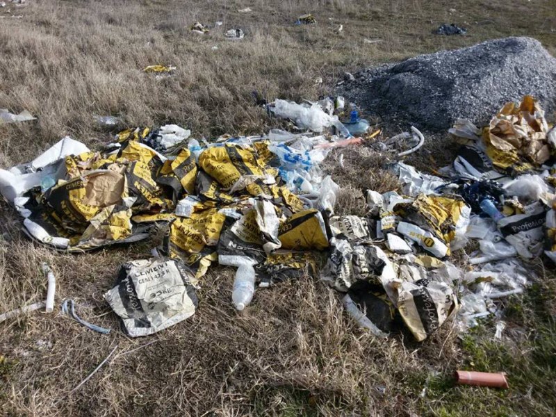 Порой от оплаквания в Куклен, землището на града е заринато с боклук СНИМКИ