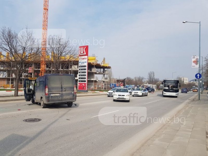 Зверска катастрофа в Пловдив, кола се обърна по таван насред оживен булевард ВИДЕО