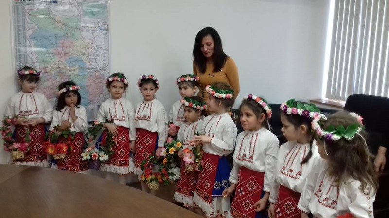 Малчугани съживиха красива българска традиция в Областна администрация СНИМКИ
