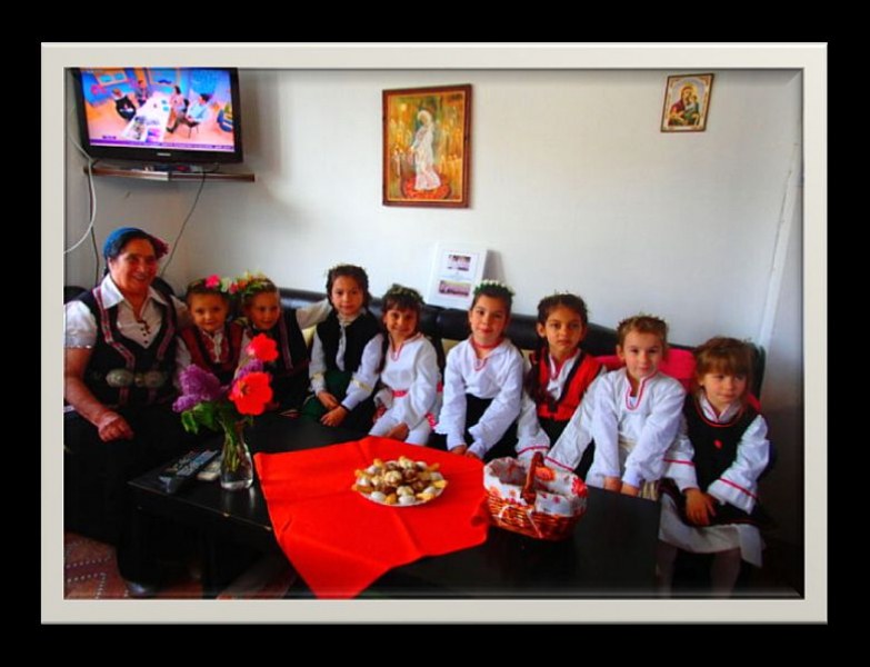 Малчуганите от ДГ “Дъга“ представят пролетните обичаи в Хисаря