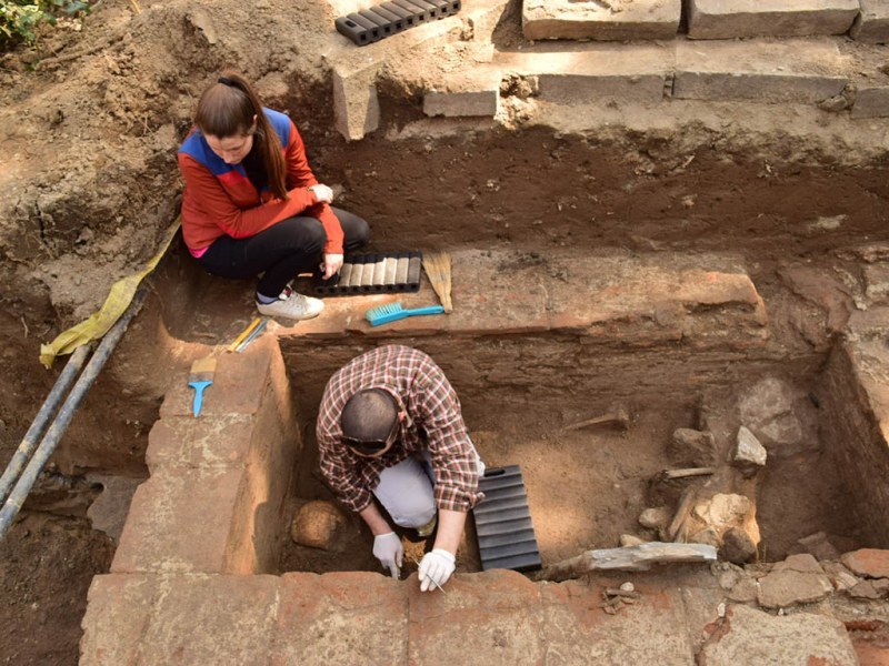 Откриха древно погребение в двора на Медицинския