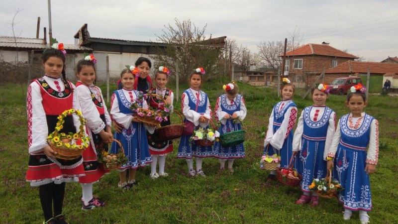 Малки стрямалийки наричаха за здраве и берекет днес СНИМКИ