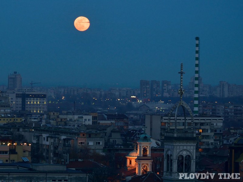 Супер Луната отново озари небето над Пловдив СНИМКИ