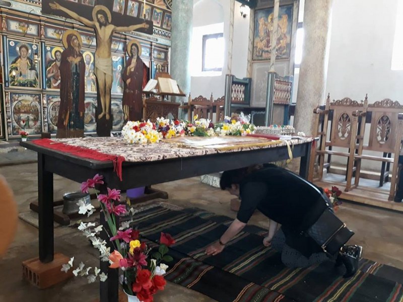 Брезовци минаха под масата в 200-годишен храм СНИМКИ