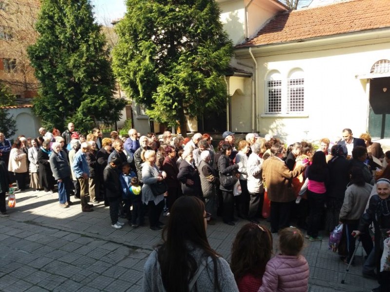 Раздадоха козунаци, кашкавал и сирене пред църквата „Свети Иван Рилски“