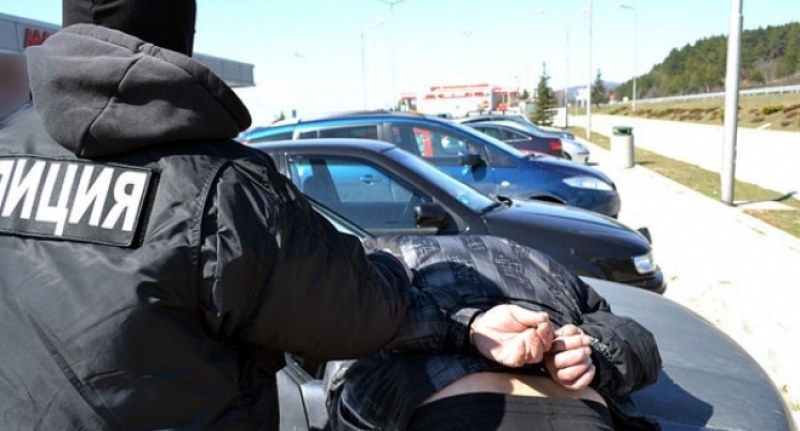 Баща и син нападнаха барманка в Куртово Конаре, налетяха и на полицаи