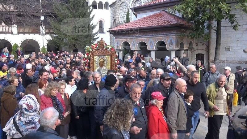 Чудотворна икона събра стотици в Бачковския манастир СНИМКИ