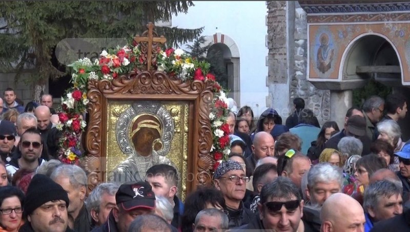 На втория ден от Великден силата на чудотворната икона е най-голяма ВИДЕО