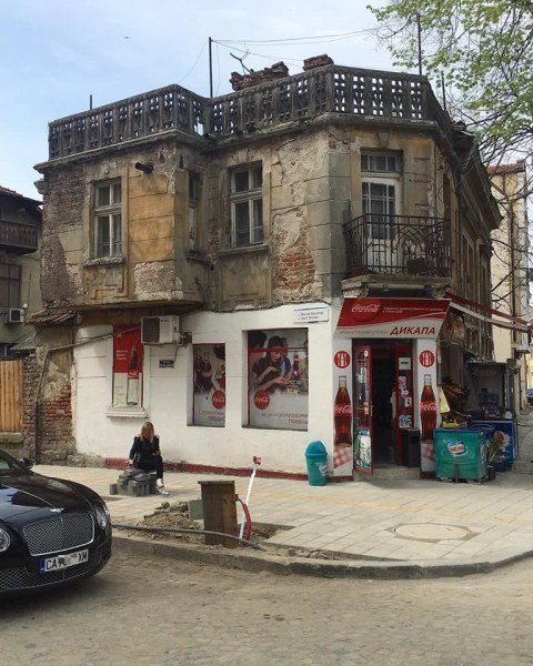 Абсурдна гледка в центъра на Пловдив