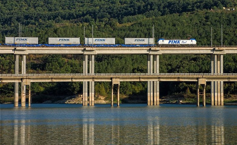 Пловдивска компания изкарва още тирове от пътя, качва ги на влак ВИДЕО