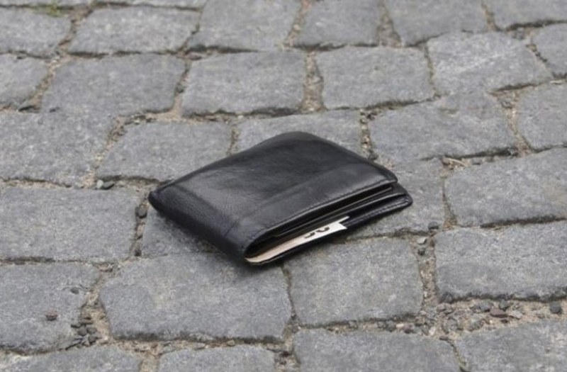 Изгубен портфейл в центъра на Пловдив, предлага се възнаграждение на този, който го върне