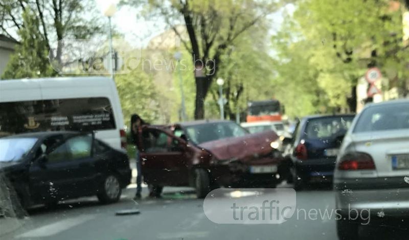 Тежка катастрофа и в Пловдив! Три коли се удариха в Смирненски