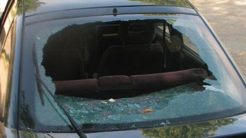 Мъж потроши служебен автомобил край Стамболийски