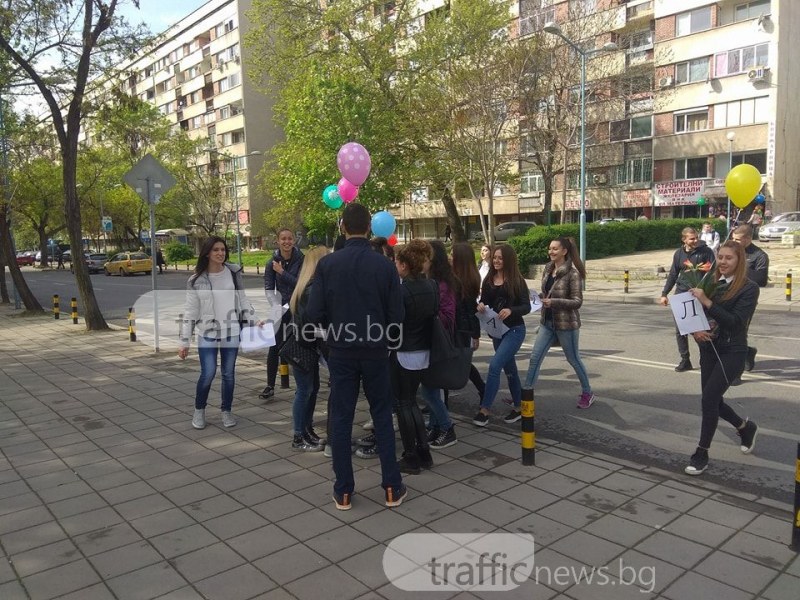 Ученици разплакаха класната си с уникална покана за бала