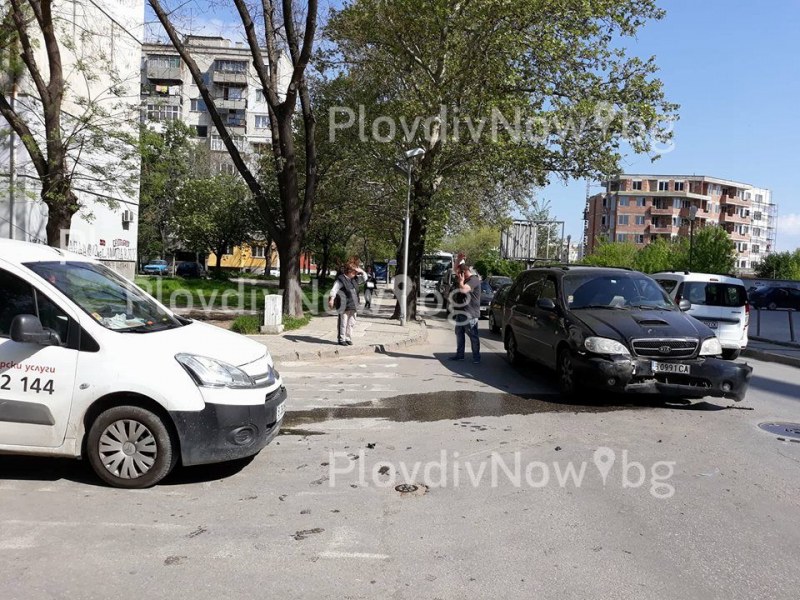 Катастрофа затрудни движението по натоварен булевард в Кючука СНИМКИ