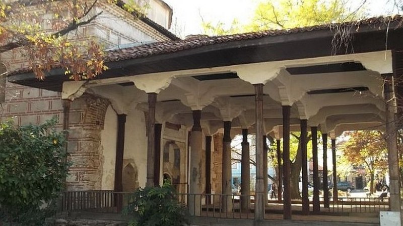 Спешно ремонтират покрива на Куршум джамия в Карлово