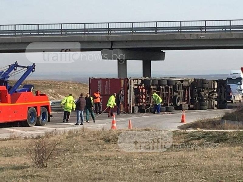 ТИР се обърна на АМ “Тракия“ , двама души са в болница