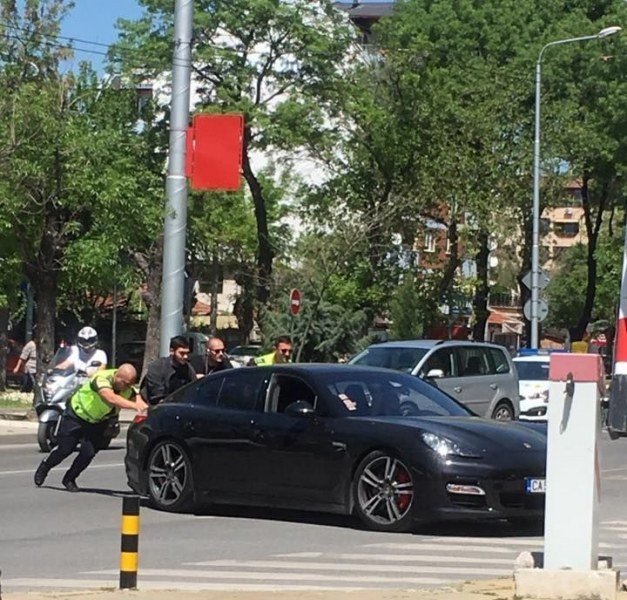 Полицаи бутат “Порше“ в Кючука, зад волана е жена СНИМКА