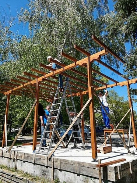 Доброволци изградиха пергола в парка в Баня