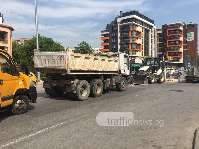 Запълват дупката с дръвчето в Кършияка