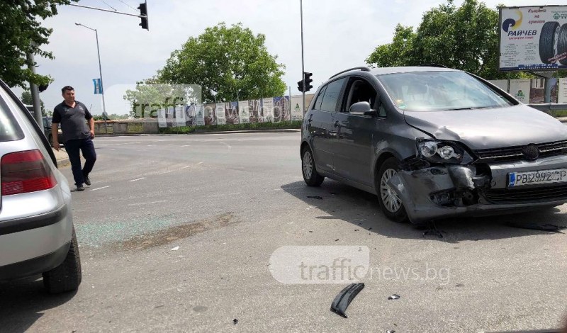 Две коли се сблъскаха на кръстовище в Пловдив