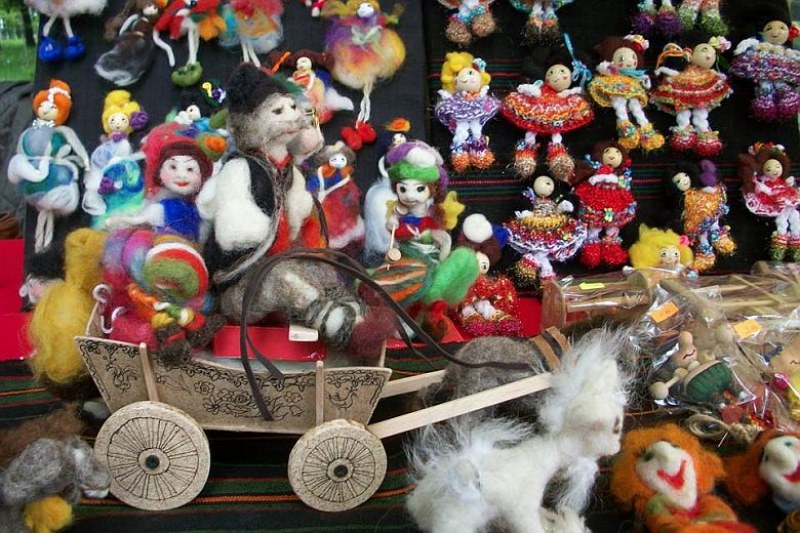 Кукли дефилират с народни носии в Бухаловия хан