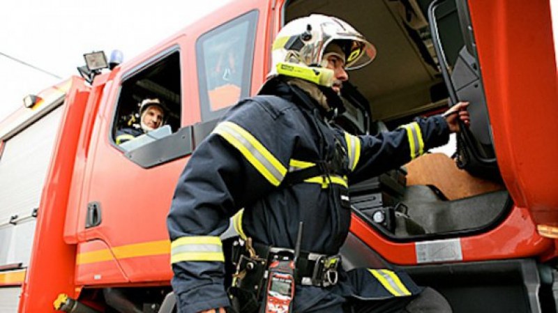 Пловдивски пожарникари демонстрират умения в атрактивно състезание
