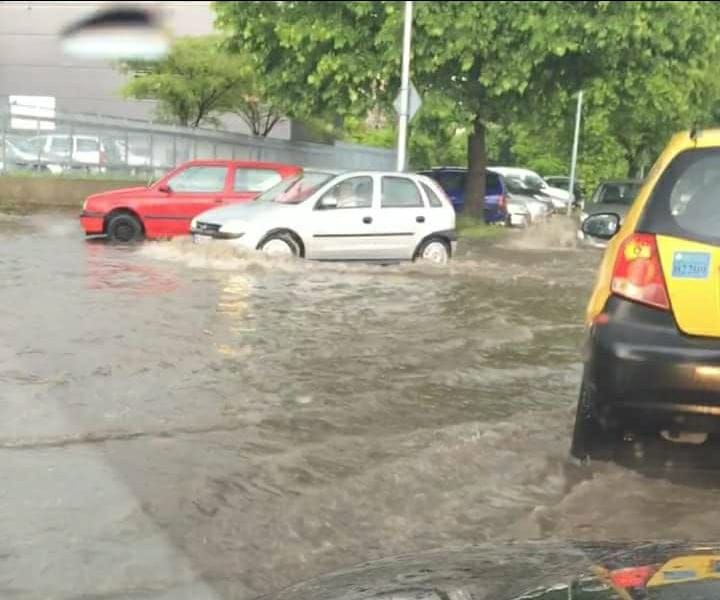 Пловдив е под вода, градушка падна в центъра СНИМКИ и ВИДЕО