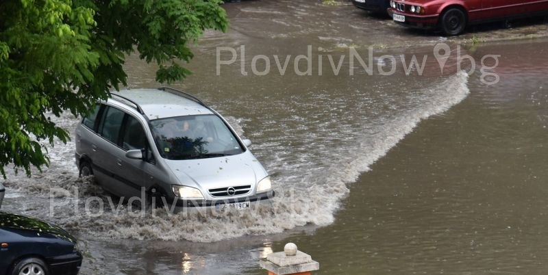 Поредна градушка се изсипа в Пловдив, подлезите са под вода СНИМКИ