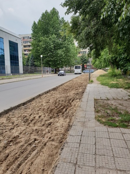 Ремонтират тротоари в „Източен“