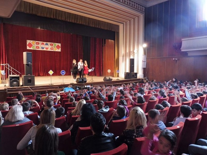 Деца от Стамболийски учиха правила за движение СНИМКИ