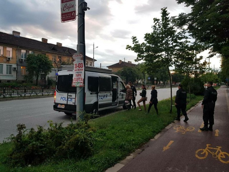 От последните минути: Задържаха три жрици на любовта в центъра на Пловдив СНИМКИ