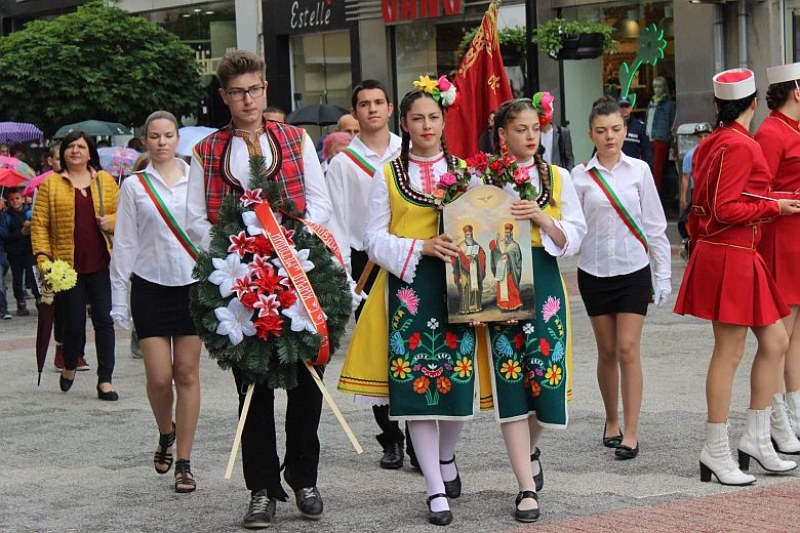 СУ „Свети Свети Кирил и Методий“ отбеляза патронния си празник с шествие по Главната СНИМКИ