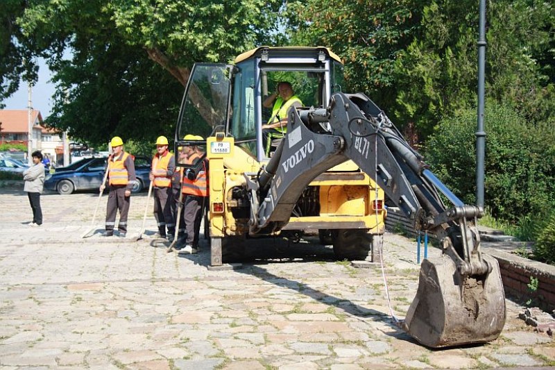 Започна благоустрояването на площада в Раковски СНИМКИ