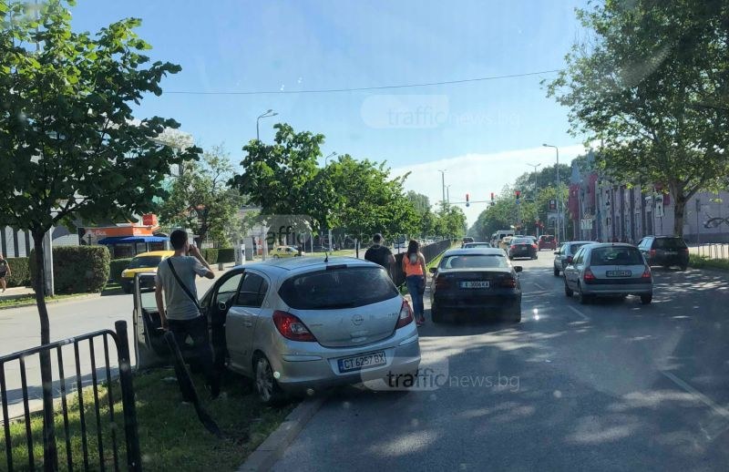 Старогазорски опел и хасковски мерцедес се сблъскаха в Пловдив, отнесоха ограда