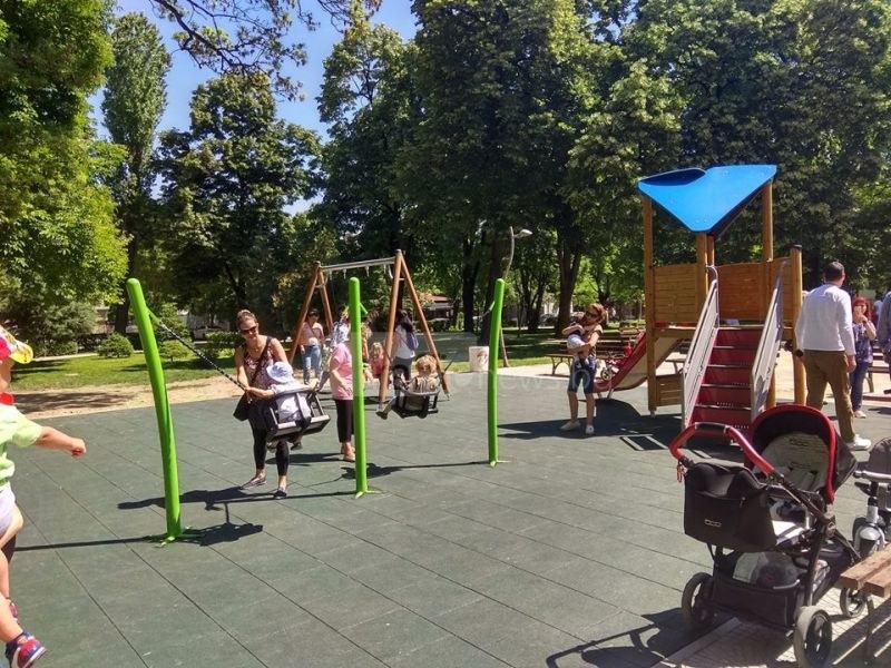 Нова детска площадка радва децата от Кючука