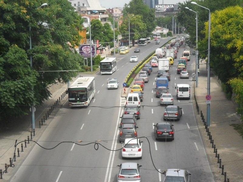 Подменят осветителните тела по булевард в центъра на Пловдив