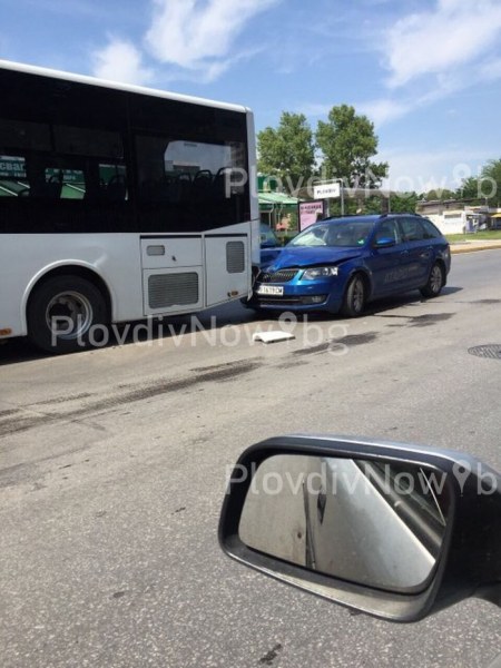 Шкода се заби в автобус на натоварен пловдивски булевард СНИМКИ