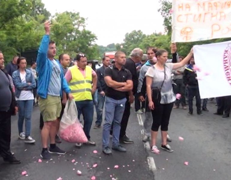 Нови пътища в Карловско затвориха розопроизводителите ВИДЕО